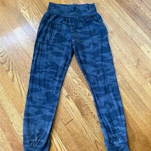 Athleta Womens Black and Gray Camo Joggers